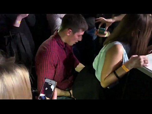 ❤️ Feusuaiga moni i se fale kalapu a Rusia. O le teine ​​Rusia e 18-tausaga le matua i totonu o le anus ma le va'a na fusu i totonu o se fale kalapu ️❌ Pono fa'afale ❌❤